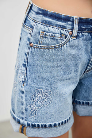 S81628M, PLUS MID RISE RELAXED SHORT W /EMBROIDERY